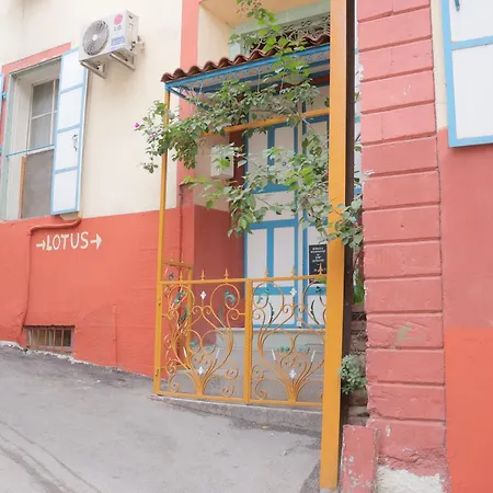 Lotus Garden Hostel Izmir-3