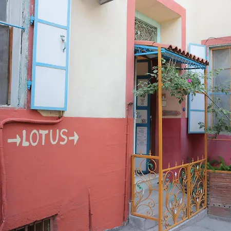 Lotus Garden Hostel Izmir-2